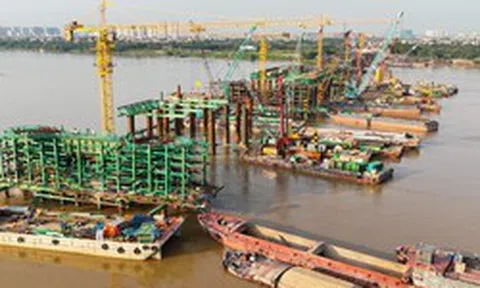 "Siêu" cầu vượt sông Hồng 16.200 tỷ đồng nối khu phố cổ với Long Biên do Sun Group triển khai đã hoàn thành toàn bộ cọc khoan nhồi, hơn 26.000 tấn thép đang được gia công