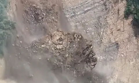 Video: Núi sạt lở như 'thác đổ' dù trời không mưa