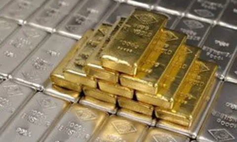 Giá vàng bật tăng 2 phiên liên tiếp, quỹ lớn nhất thế giới "quay đầu" xả hàng