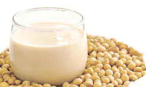 Uống 2,5 lít sữa đậu nành mỗi ngày, người đàn ông 30 tuổi "ngã ngửa" khi đi khám