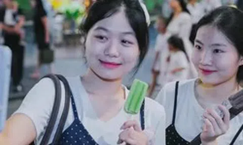 Đổ xô xếp hàng check-in ở 35 Tràng Tiền