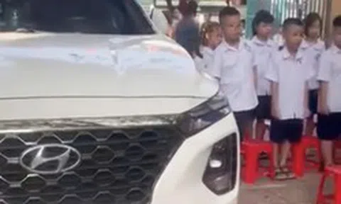 Ô tô đỗ chình ình giữa khu vực học sinh chào cờ, phường yêu cầu làm rõ