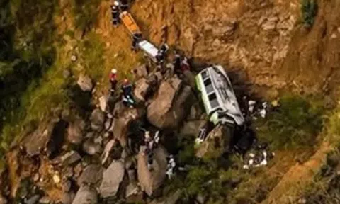 Xe buýt chở học sinh bất ngờ lao xuống vách đá, 25 người tử vong