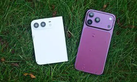 Mô hình iPhone 18 Pro Max đỏ cherry và iPhone Ultra trắng
