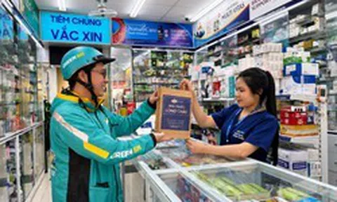 Tỷ phú Phạm Nhật Vượng bắt tay nữ tướng Nguyễn Bạch Điệp
