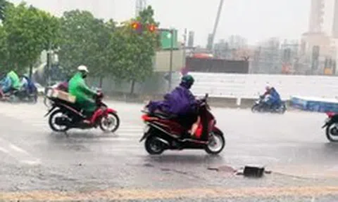 Vì sao Hà Nội mưa như trút, lốc sét?