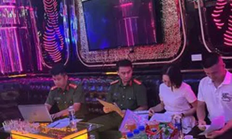 Kiểm tra quán Karaoke, phát hiện 4 cô gái múa khiêu dâm trong phòng VIP