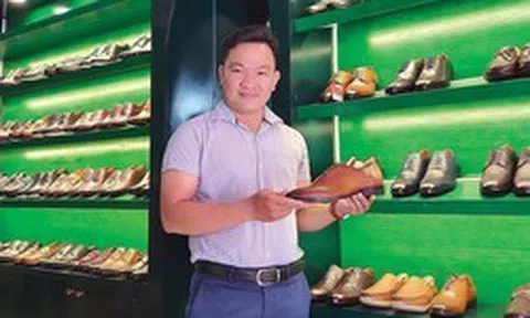 Thương hiệu giày Việt tuyên bố đóng cửa sau 10 năm, CEO đi làm… 'phụ hồ'