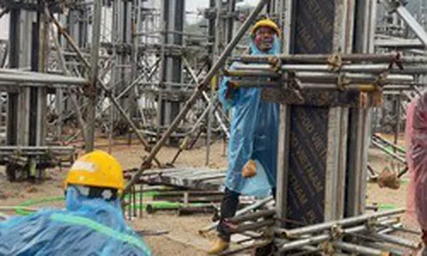90 công nhân của tỷ phú Phạm Nhật Vượng vượt 120 km đường đèo, “chạy đua” giữa đại ngàn làm một việc đặc biệt cho trẻ em vùng cao