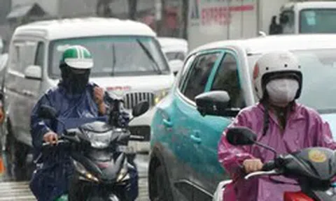 Mưa lớn giữa trưa ở TPHCM, dòng người và xe 'nhích từng chút'