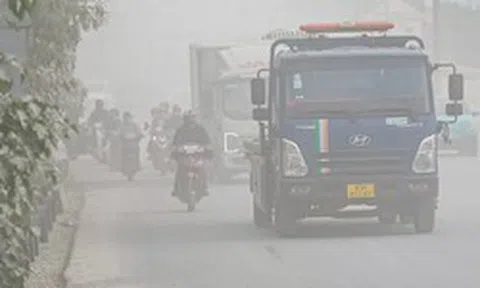 'Bão bụi' mù mịt từ các công trường bủa vây đường phố Hà Nội