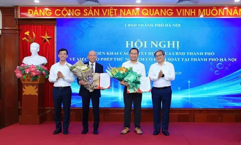 Hà Nội trao quyết định sandbox cho hai doanh nghiệp thí điểm xe tự hành và chế tạo đất hiếm