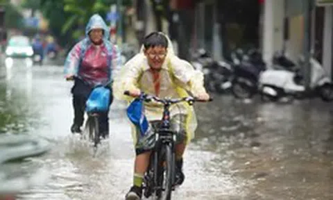 Người Hà Nội lội nước, 'chôn chân' giữa phố sau trận mưa lớn