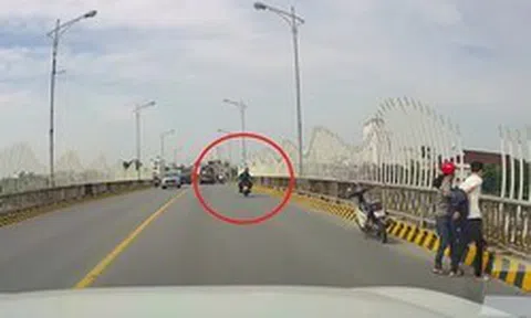 Camera Thiếu tá quân đội lao xuống sông cứu người rồi mất tích, mẹ khóc ngất ở hiện trường