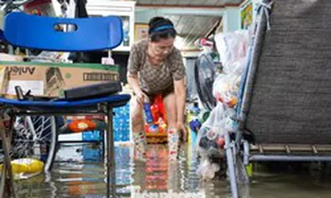 Mưa từ chiều tối, đến trưa hôm sau nhiều nhà dân ở TPHCM vẫn ngập