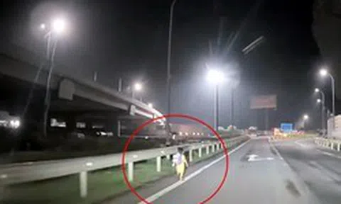 Bé trai đeo cặp sách vừa chạy vừa khóc trên cao tốc lúc 23 giờ, bất ngờ chuyện phía sau