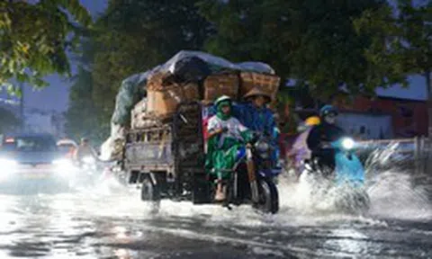 Mưa lớn kết hợp triều cường đạt đỉnh, người dân TP.HCM bì bõm lội nước về nhà