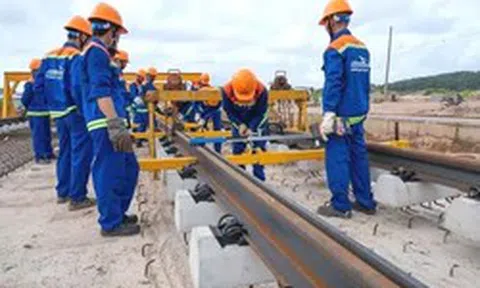 Tăng tốc lắp ray tàu điện đầu tiên ở Phú Quốc
