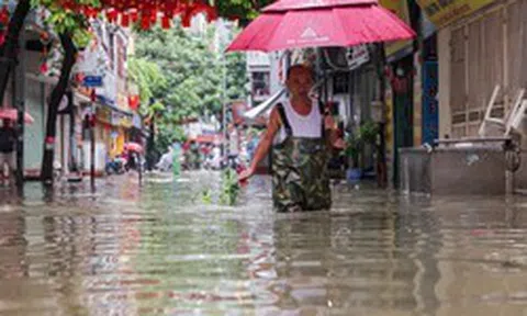 Mưa suốt đêm, nhiều tuyến phố Hà Nội ngập úng, giao thông ùn tắc