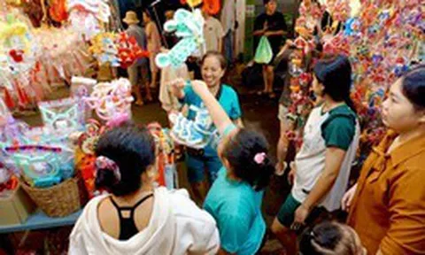 Cận Trung thu, tiểu thương phố lồng đèn ở TP.HCM vẫn 'ngóng' khách mua