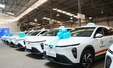 Giữa sức ép taxi điện, Vinasun lập tức bổ sung VinFast Limo Green vào đội xe