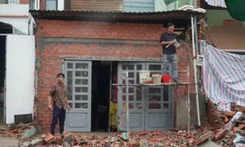 Người dân tháo dỡ nhà, giao mặt bằng làm cầu đường 6.300 tỷ ở TP.HCM