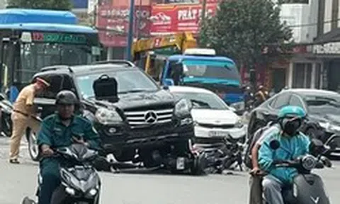 Ô tô Mercedes tông hàng loạt xe máy đang dừng chờ đèn đỏ ở TPHCM
