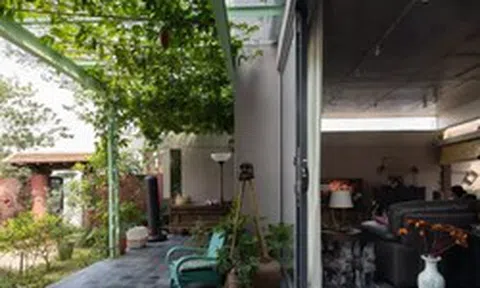 Ngôi nhà 'quay lưng' với phố, mở ra khu vườn bên sông