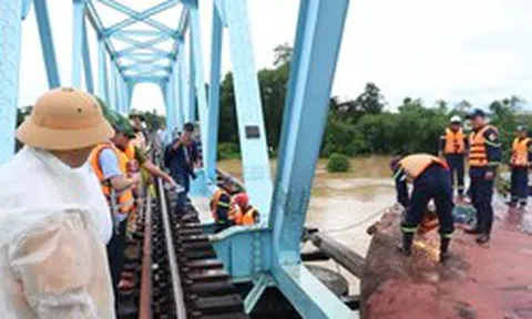 Ai chịu trách nhiệm vụ 3 sà lan đâm kẹt cầu Mỹ Chánh?