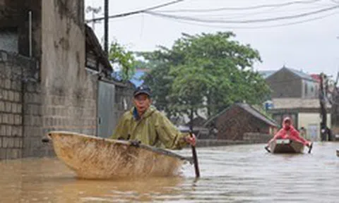 Ngập 3 ngày chưa rút, người dân ngoại thành Hà Nội chèo thuyền đi lại giữa làng