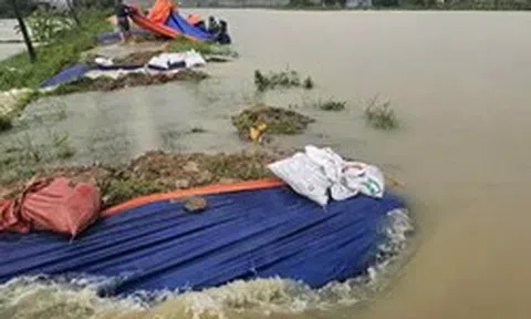 Vỡ bờ kênh ở Thanh Hóa