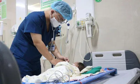 Người lớn nhỏ nhầm axit vào miệng, bé 1 tháng tuổi nhập viện cấp cứu