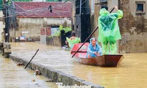 Nước dâng ngang người, người dân vùng ven Hà Nội dùng thuyền đi lại