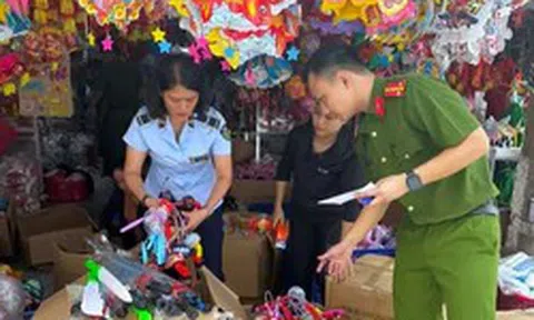 Tràn ngập đồ chơi Trung thu '3 không'