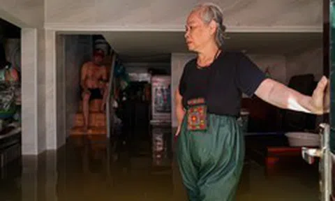 Hà Nội: 5 ngày người dân Tứ Liên sống chật vật trong cảnh ngập lụt