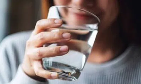 Uống nước ấm mỗi sáng khi bụng đói, người phụ nữ 50 tuổi bất ngờ khi đi khám