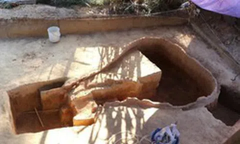 Đào hố trồng cây, người dân Việt Nam phát hiện vật lạ dài 3m màu đỏ lạ, chuyên gia xác nhận báu vật 2.000 năm tuổi hiếm có
