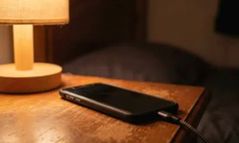 Sạc điện thoại khi ngủ, không để lên giường thì để đâu - Chuyên gia chỉ một chỗ an toàn, có cháy cũng không sợ