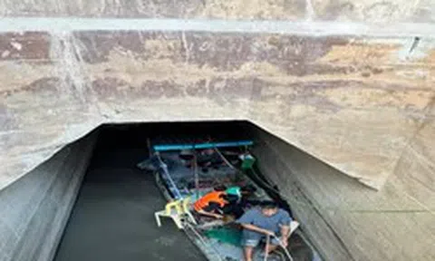 Hà Nội: Cảnh sát cứu 2 người mắc kẹt trong cống Chèm