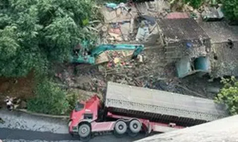 Xe đầu kéo lật ngang đè sập nhà dân ở Cao Bằng, 3 người tử vong tại chỗ