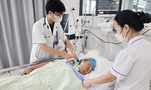 Gai hoa giấy đâm vào chân, cụ bà 71 tuổi nguy kịch