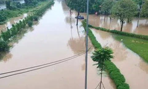 Đại lộ Thăng Long ngập sâu 1 m
