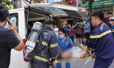 Cháy nhà 4 tầng ở Hà Nội, 5 người mắc kẹt