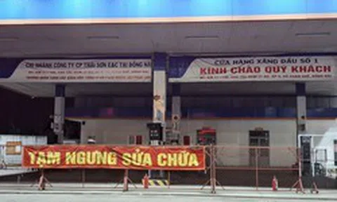 Mua xăng giá 'cắt cổ' 45.000 đồng/lít trên cao tốc, ngay cạnh một cây xăng đang bỏ không