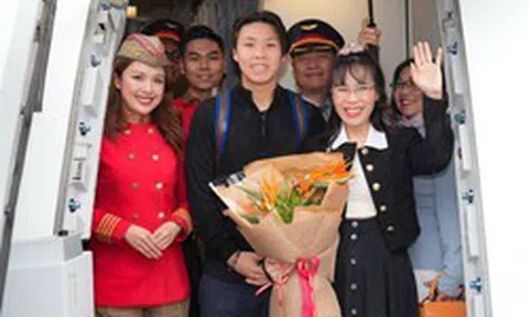 Tỷ phú Nguyễn Thị Phương Thảo đích thân xuất hiện trên chuyến bay tới New York, làm điều đặc biệt