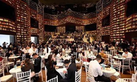 Xuất hiện văn phòng bán bất động sản được thiết kế như thư viện khổng lồ ở TP.HCM, hàng trăm người nườm nượp kéo đến check-in