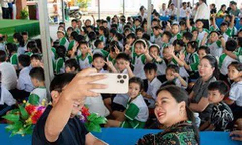 Vợ chồng bà Nguyễn Thanh Phượng vừa làm điều đặc biệt cho một ngôi trường vùng sâu ở miền Tây