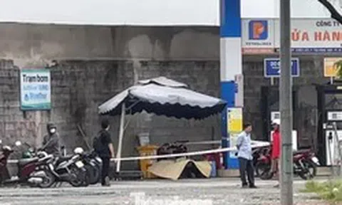 Người đàn ông tử vong bất thường sau khi vào cửa hàng xăng dầu trú mưa