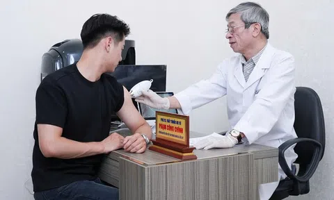 PGS.TS.TTƯT Phạm Công Chính: Tại Da liễu 247, điều trị viêm nang lông bắt đầu từ chẩn đoán đúng