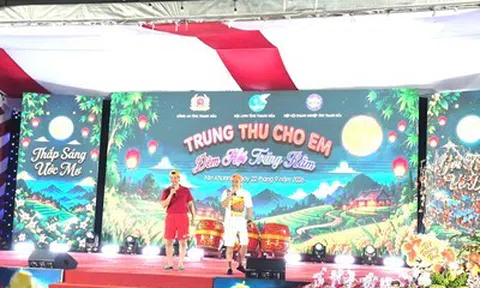 Hàng nghìn trẻ em vùng biên vỡ òa trong đêm Trung thu có nghệ sĩ Xuân Bắc, Tự Long